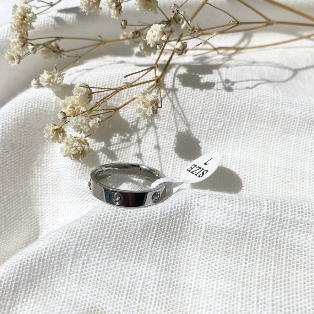 Stunning silver and rhinestone ring